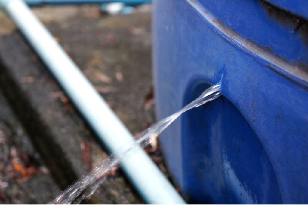 vazamento-de-agua-na-caixadagua